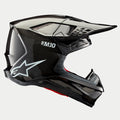 Casco Alpinestars Supertech M10 Solid, Carbonio Nero Lucido, casco da motocross, vista laterale del profilo che mostra la trama della fibra di carbonio lucida, marchio S-M10, logo Alpinestars a stella bianco, design aerodinamico con frontino e prese d'aria