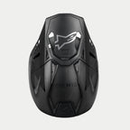 Casco Alpinestars Supertech M10 Fame ECE 22.06, casco da motocross, nero carbonio opaco e lucido, vista dall'alto che mette in risalto la trama in fibra di carbonio, visiera aerodinamica con logo Alpinestars argento e numerose porte di ventilazione per corse off-road.