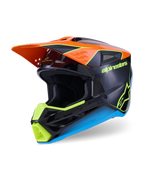 Casco Alpinestars S-M3 Fray, casco da motocross, nero con accenti arancioni, giallo neon e blu, vista a tre quarti che mostra la calotta aerodinamica termo-iniettata e la visiera protettiva per gare fuoristrada
