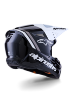 Casco Alpinestars S-M3 Radium, casco da motocross, nero, bianco e grigio lucido, vista posteriore-laterale con visiera bianca, con logo Alpinestars sul lato e sul retro, calotta aerodinamica con rete di ventilazione, progettato per motocross fuoristrada ed enduro