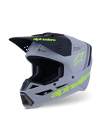 Alpinestars S-M3 Radium Helmet, casco da motocross ed enduro, grigio, nero e giallo fluo opaco, vista a tre quarti che mostra il design aggressivo della calotta, prese d'aria e loghi gialli vivaci