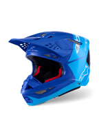 Casco Alpinestars Supertech M10 Flood, casco da motocross, blu metallizzato e blu medio con dettagli in fibra di carbonio nera, con loghi bianchi e marchio M10, molteplici prese d'aria e imbottitura interna rossa, progettato per prestazioni off-road professionali.
