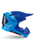 Casco Alpinestars Supertech M10 Flood, casco da motocross, blu metallizzato e blu medio con accenti in carbonio nero, vista laterale, con logo bianco, design aerodinamico con prese di ventilazione, dettagli in fibra di carbonio, protezione professionale per competizioni fuoristrada