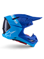 Casco Alpinestars Supertech M10 Flood, casco da motocross, blu metallizzato e blu medio con accenti in carbonio nero, vista laterale, con logo bianco, design aerodinamico con prese di ventilazione, dettagli in fibra di carbonio, protezione professionale per competizioni fuoristrada
