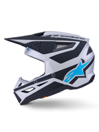 Casco Alpinestars S-M3 Heat ECE 22.06, casco da motocross, finitura opaca argento, blu e nero, vista laterale, con logo a stella Alpinestars blu brillante, visiera nera e diverse porte di ventilazione, design aerodinamico per corse fuoristrada