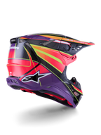 Casco Alpinestars Supertech M10 Era, casco da motocross, rosa, viola e giallo fluo lucido, vista posteriore a tre quarti che mostra la calotta aerodinamica in fibra di carbonio, le porte di ventilazione integrate e la grafica audace del brand, attrezzatura da corsa fuoristrada ad alte prestazioni