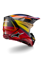 Casco Alpinestars Supertech M10 Era, casco da motocross, Gold Yellow Rio Red lucido, vista posteriore di tre quarti che mostra la calotta in fibra di carbonio con grafiche rosse e gialle, accenti blu, profilo aerodinamico con molteplici prese d'aria e logo Astar in evidenza.