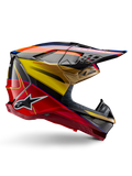 Casco Alpinestars Supertech M10 Era, casco da motocross, Giallo Oro e Rosso Rio lucido con accenti blu e neri, design aerodinamico con visiera integrata, molteplici prese d'aria con rete e dettagli in fibra di carbonio, certificato ECE 22.06