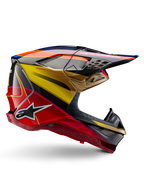 Casco Alpinestars Supertech M10 Era, casco da motocross, Giallo Oro e Rosso Rio lucido con accenti blu e neri, design aerodinamico con visiera integrata, molteplici prese d'aria con rete e dettagli in fibra di carbonio, certificato ECE 22.06