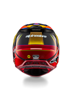Casco Alpinestars Supertech M10 Era, casco da motocross, giallo oro e rosso Rio lucido, vista posteriore con marchio Alpinestars bianco, logo MIPS e prese d'aria aerodinamiche, costruzione in fibra di carbonio multi-composita con accenti blu
