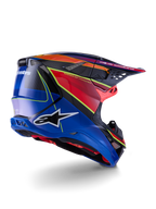 Casco Alpinestars Supertech M10 Era, casco da motocross, blu, rosso e giallo fluo lucido, vista laterale posteriore con dettagli in fibra di carbonio, logo Alpinestars in evidenza, prese d'aria integrate e finitura lucida per prestazioni fuoristrada.