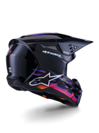Casco Alpinestars S-M3 Force OCD, casco da motocross, nero lucido con vivaci grafiche a onde viola, rosa e arancione, con branding Alpinestars e logo A-star bianchi, vista a tre quarti posteriore, equipaggiamento da gara fuoristrada ad alte prestazioni