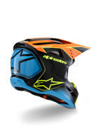 Casco Alpinestars S-M3 Youth Fray, casco da motocross, nero, arancione e blu con dettagli giallo neon, vista posteriore di tre quarti che mostra il marchio Alpinestars e il logo a stella, design aerodinamico per competizioni off-road per ragazzi