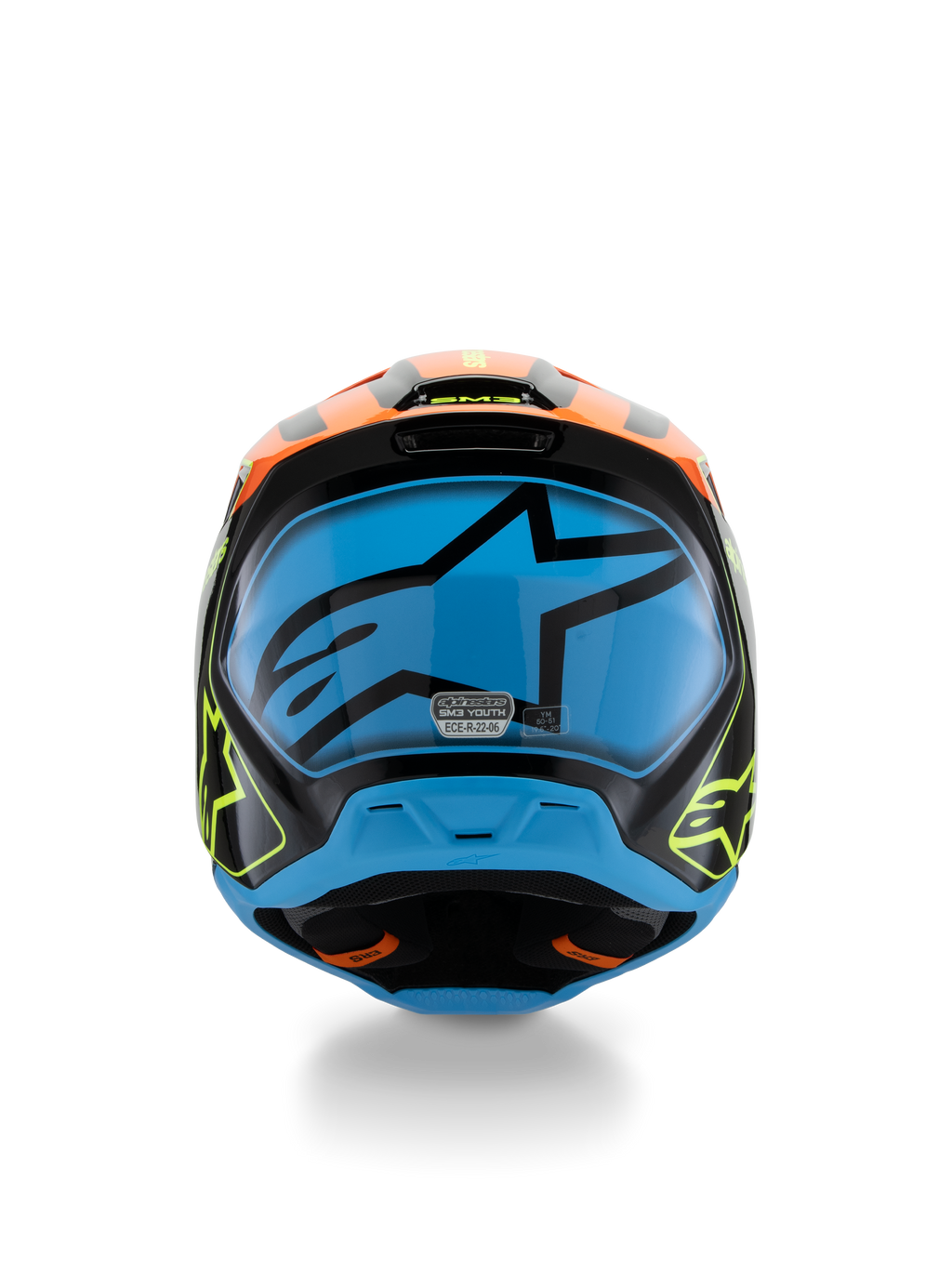 Casco Alpinestars S-M3 Youth Fray, casco da motocross, nero con accenti arancioni e giallo fluorescente e una grande grafica blu sul retro, vista posteriore che mostra le prese d'aria e l'etichetta di certificazione ECE 22.06, progettato per prestazioni fuoristrada per ragazzi