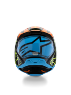 Casco Alpinestars S-M3 Youth Fray, casco da motocross, nero con accenti arancioni e giallo fluorescente e una grande grafica blu sul retro, vista posteriore che mostra le prese d'aria e l'etichetta di certificazione ECE 22.06, progettato per prestazioni fuoristrada per ragazzi