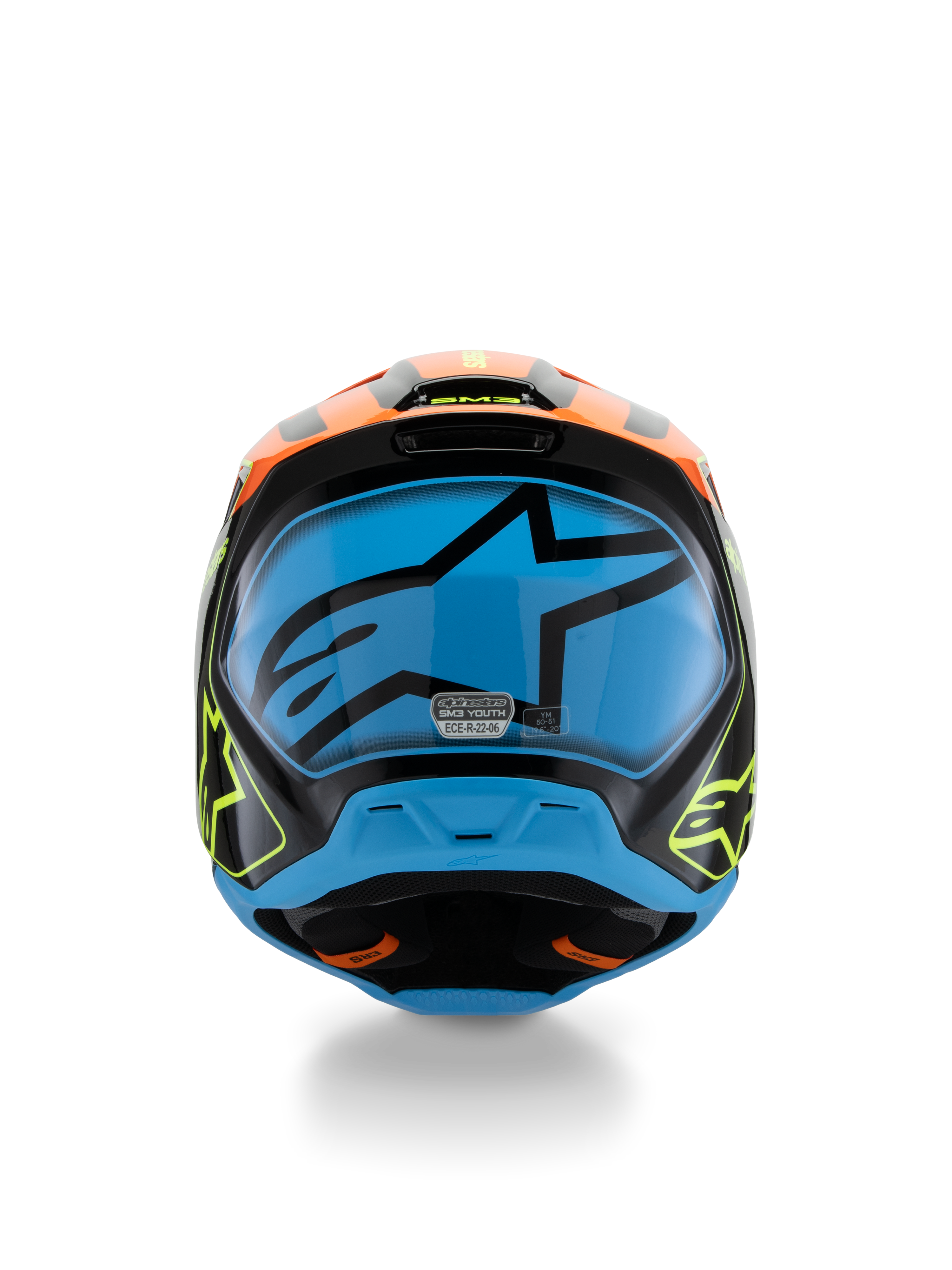 Casco Alpinestars S-M3 Youth Fray, casco da motocross, nero con accenti arancioni e giallo fluorescente e una grande grafica blu sul retro, vista posteriore che mostra le prese d'aria e l'etichetta di certificazione ECE 22.06, progettato per prestazioni fuoristrada per ragazzi