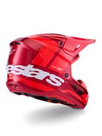 Casco Alpinestars S-M7 Core, casco da motocross, rosso lucido con grande logo Alpinestars bianco sul lato, dotato di calotta aerodinamica, prese d'aria integrate e visiera protettiva, vista posteriore a 3/4