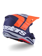 Casco Alpinestars S-M7 Core, casco da motocross, arancione e blu opaco, vista posteriore laterale con il marchio Alpinestars bianco in evidenza sul retro, visiera arancione brillante, calotta aerodinamica in composito con dettagli grigi, protezione professionale per gare fuoristrada
