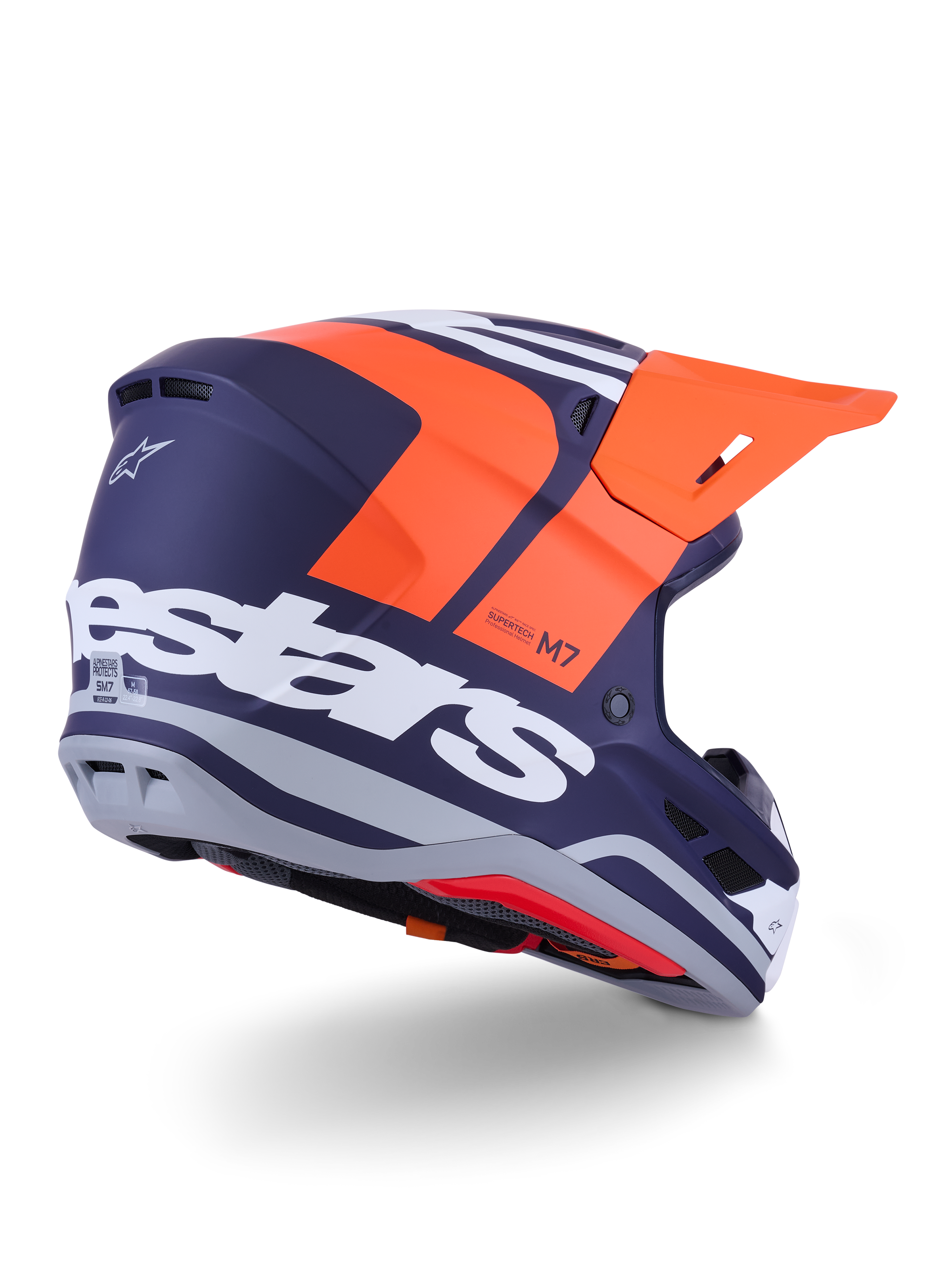 Casco Alpinestars S-M7 Core, casco da motocross, arancione e blu opaco, vista posteriore laterale con il marchio Alpinestars bianco in evidenza sul retro, visiera arancione brillante, calotta aerodinamica in composito con dettagli grigi, protezione professionale per gare fuoristrada