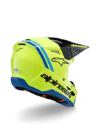 Casco Alpinestars S-M3 Youth Radium ECE 22.06, casco da motocross, giallo fluo con dettagli neri e blu, vista posteriore di tre quarti che mostra la visiera nera con logo giallo e bordo inferiore blu