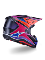 Casco Alpinestars S-M7 Fuse, casco da motocross, finitura lucida blu, viola e rosa con accenti arancioni e neri, vista posteriore a tre quarti che mostra la calotta aerodinamica, la visiera e le prese di ventilazione, protezione professionale per gare fuoristrada