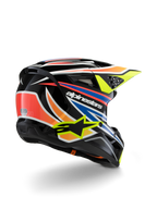 Casco Alpinestars S-M3 Youth Wurx, casco da motocross per ragazzi, nero con vivaci accenti arancione, rosso, blu e giallo fluorescente, vista posteriore a tre quarti che mostra la calotta aerodinamica e le porte di ventilazione, finitura lucida con logo Alpinestars in evidenza