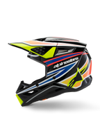 Casco Alpinestars S-M3 Youth Wurx, casco da motocross, nero con grafiche vivaci in giallo, blu e rosso, vista laterale con logo Alpinestars in evidenza, calotta aerodinamica con diverse prese d'aria e frontino giallo.
