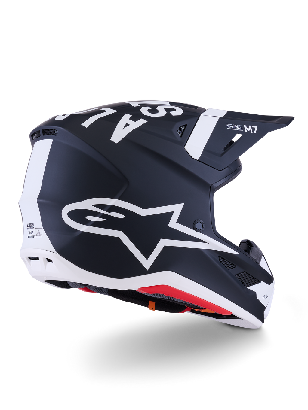 Alpinestars S-M7 Dasher Helmet, casco da motocross, nero opaco e bianco, vista di tre quarti posteriore con grande logo A-star bianco sul lato, marchio bianco sulla parte superiore, design della calotta aerodinamico con prese d'aria visibili e imbottitura rossa.