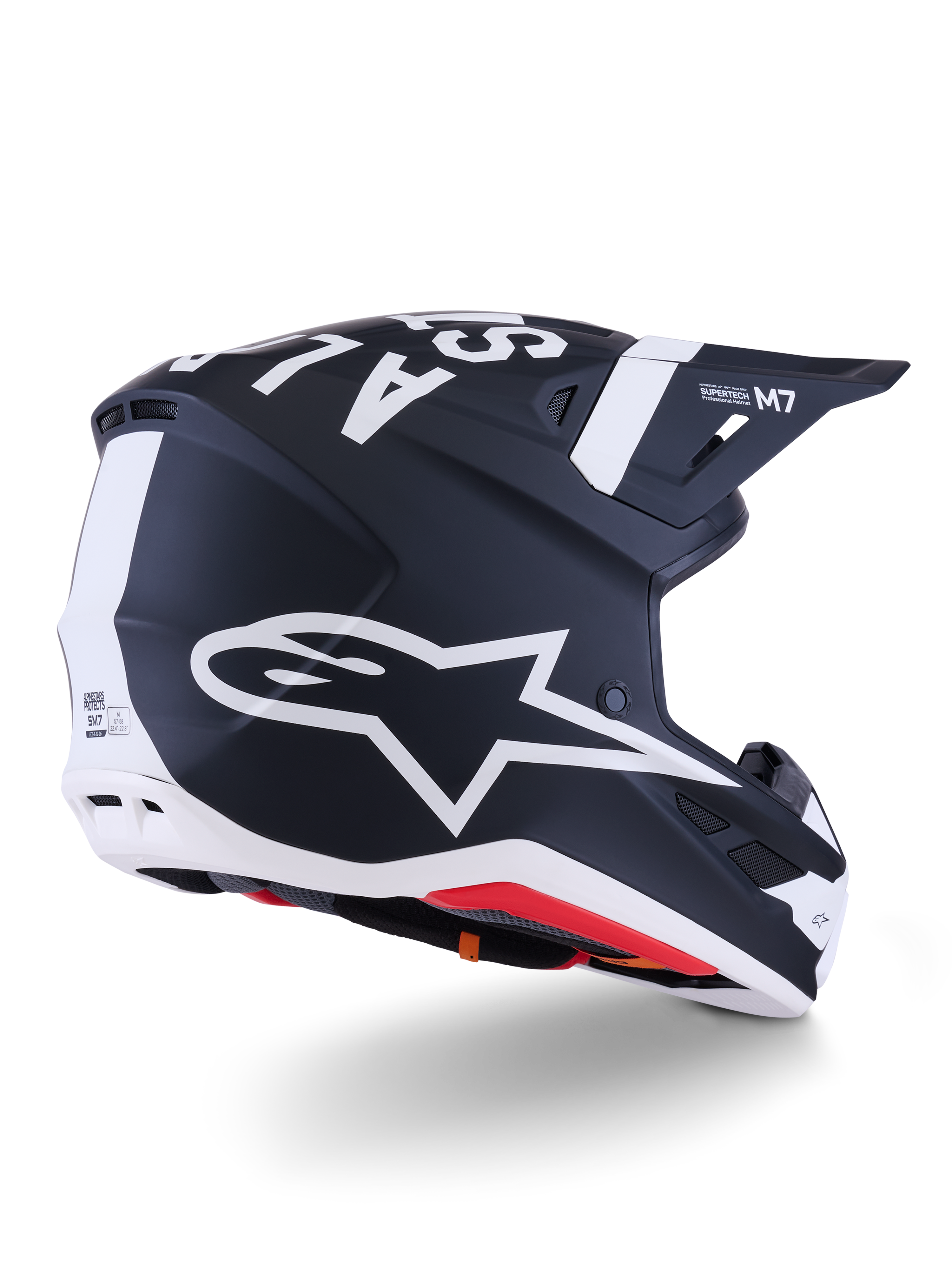 Alpinestars S-M7 Dasher Helmet, casco da motocross, nero opaco e bianco, vista di tre quarti posteriore con grande logo A-star bianco sul lato, marchio bianco sulla parte superiore, design della calotta aerodinamico con prese d'aria visibili e imbottitura rossa.