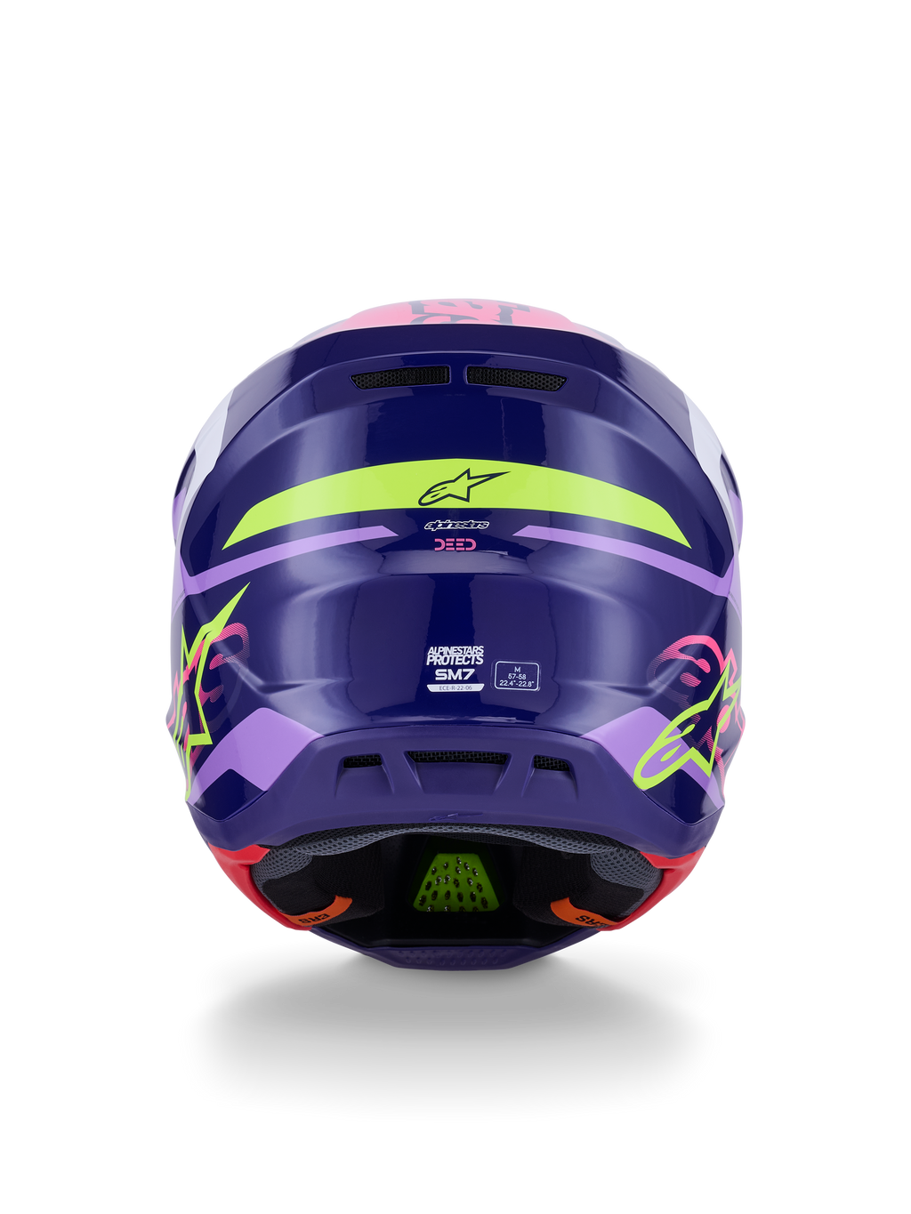 Alpinestars S-M7 Deed Helmet ECE 22.06, casco da motocross, vista posteriore in viola e rosa lucido, con grafiche giallo neon e rosa, calotta aerodinamica in composito con branding SM7 e marchi di certificazione, equipaggiamento da gara off-road ad alte prestazioni