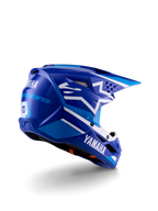 Casco da motocross Alpinestars Yamaha S-M3 per ragazzi, blu e bianco lucido, con marchio Yamaha evidente sul lato e sul retro, design aerodinamico della calotta con ventilazione posteriore, protezione per la testa off-road specifica per ragazzi in una vista posteriore a tre quarti.