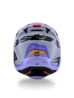 Casco Alpinestars S-M3 Jettson per ragazzi ECE 22.06, casco da motocross, vista posteriore in grigio, viola e nero lucido, con grafica della firma di Jett Lawrence, logo nero in evidenza e prese di ventilazione, finitura lucida per gare fuoristrada