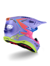 Casco Alpinestars Supertech M10 Jett Lawrence R01, casco da motocross, viola con accenti rosa e giallo fluorescente, design grafico audace con branding Alpinestars, calotta aerodinamica con prese d'aria e visiera protettiva