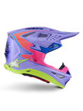 Alpinestars Supertech M10 Jett Lawrence R01 Helmet, casco da motocross, viola con accenti rosa e giallo fluorescente, profilo laterale che mostra la calotta aerodinamica in carbonio, molteplici prese d'aria e branding Alpinestars per prestazioni fuoristrada