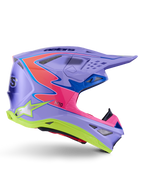 Alpinestars Supertech M10 Jett Lawrence R01 Helmet, casco da motocross, viola con accenti rosa e giallo fluorescente, profilo laterale che mostra la calotta aerodinamica in carbonio, molteplici prese d'aria e branding Alpinestars per prestazioni fuoristrada