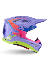 Alpinestars Supertech M10 Jett Lawrence R01 Helmet, casco da motocross, viola con accenti rosa e giallo fluorescente, profilo laterale che mostra la calotta aerodinamica in carbonio, molteplici prese d'aria e branding Alpinestars per prestazioni fuoristrada