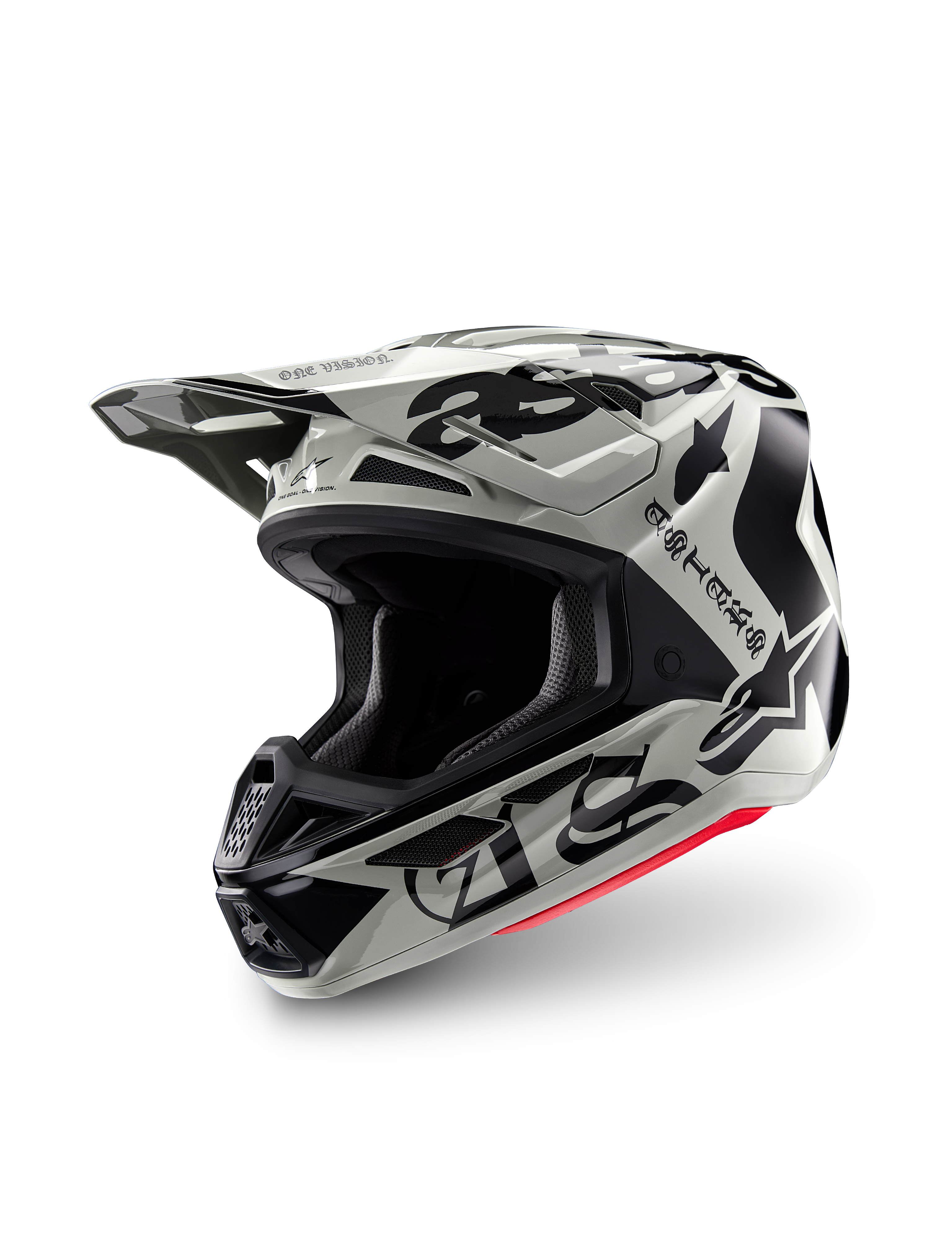 Casco Alpinestars S-M7 Wolf Dust Edizione Limitata, casco da motocross, Dune Black Glossy, calotta grigio chiaro con scritte gotiche 'ASTARS' nere e logo a stella, accento rosso sul bordo inferiore, dotato di visiera ad alte prestazioni e molteplici prese d'aria, vista frontale a tre quarti