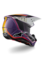 Alpinestars S-M5 Sail Helmet ECE, casco da motocross, viola, nero e argento lucido, con accenti a strisce arancioni e gialle, grande logo a stella nero, profilo aerodinamico con prese d'aria posteriori, finitura lucida per gare fuoristrada