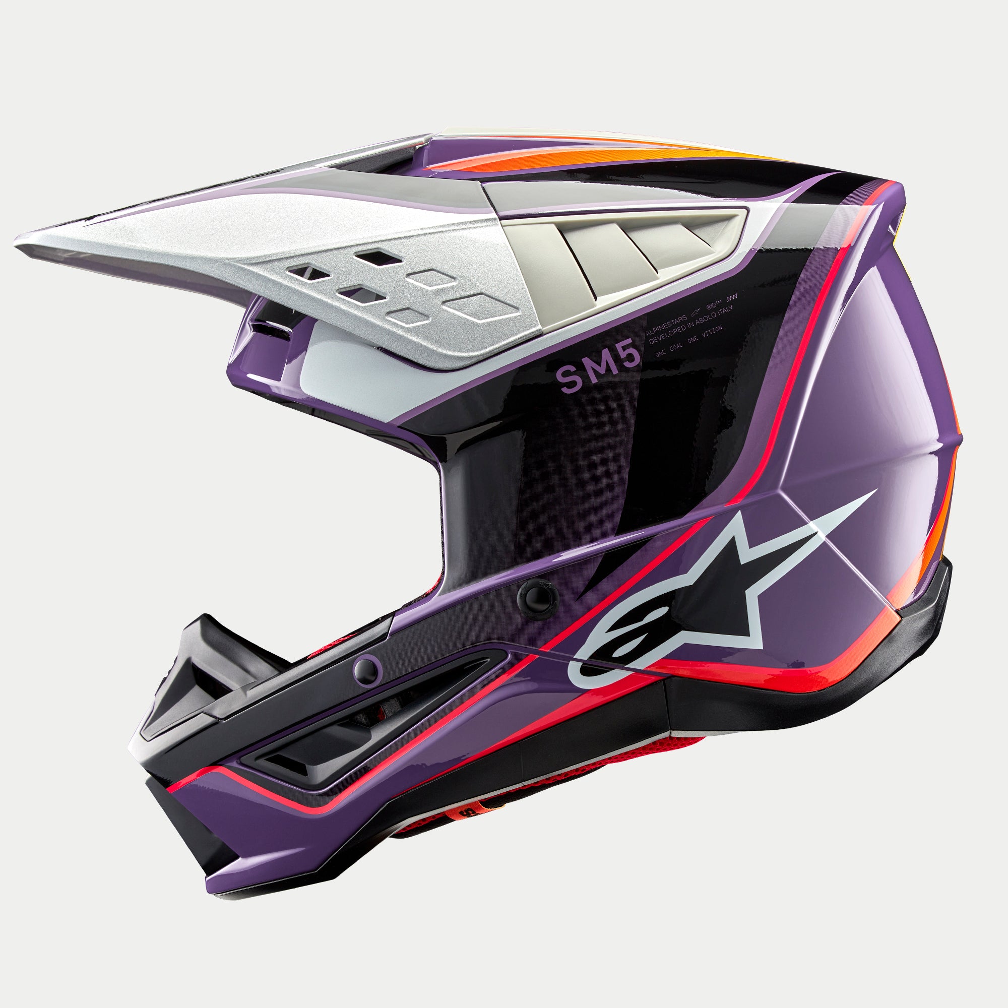 Alpinestars S-M5 Sail Helmet ECE, casco da motocross, viola, nero e argento lucido, vista laterale di profilo con visiera argento, pannello laterale nero con scritta 'SM5' e logo Astar bianco, calotta aerodinamica con prese d'aria per gare fuoristrada