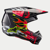 Alpinestars S-M5 Rash Helmet ECE, casco da motocross, grigio scuro e rosso acceso lucido, con grafiche a fiamme giallo vivace, logo a stella Alpinestars, motivi a scacchi sulla parte superiore e dettagli bianchi effetto pennellata, protezione per la testa fuoristrada ad alte prestazioni