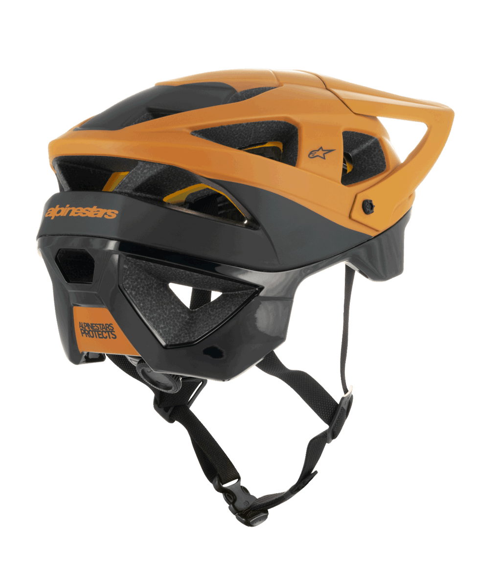 Casco Alpinestars Vector Tech Zeal, casco MTB, nero e oro scuro, vista posteriore-laterale con diverse prese d'aria, visiera regolabile e cinturino sottogola nero, equipaggiamento protettivo per mountain bike con marchio Alpinestars