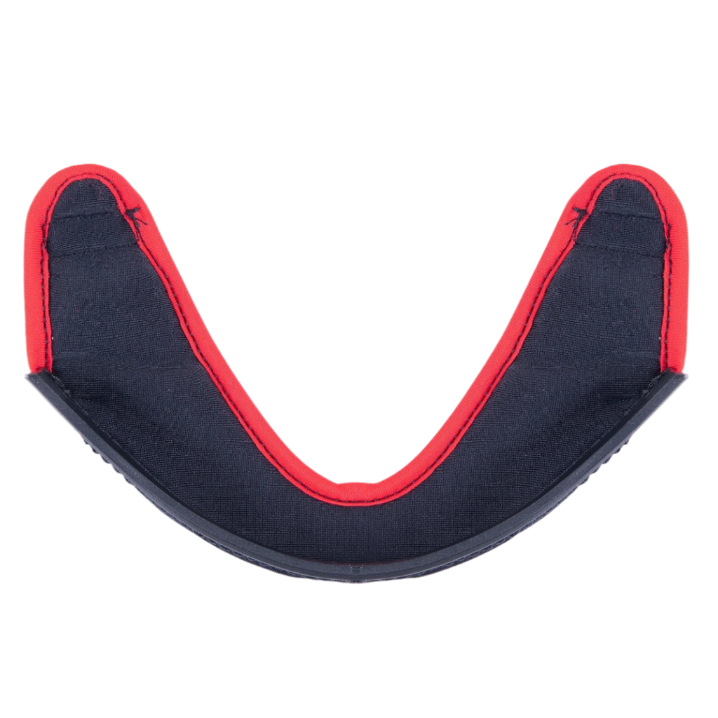 Alpinestars Supertech R10 Chin Curtain, accessorio per casco, tessuto grigio scuro con un evidente bordo cucito rosso e un bordo curvo in plastica nera, ricambio ufficiale per caschi S-R10