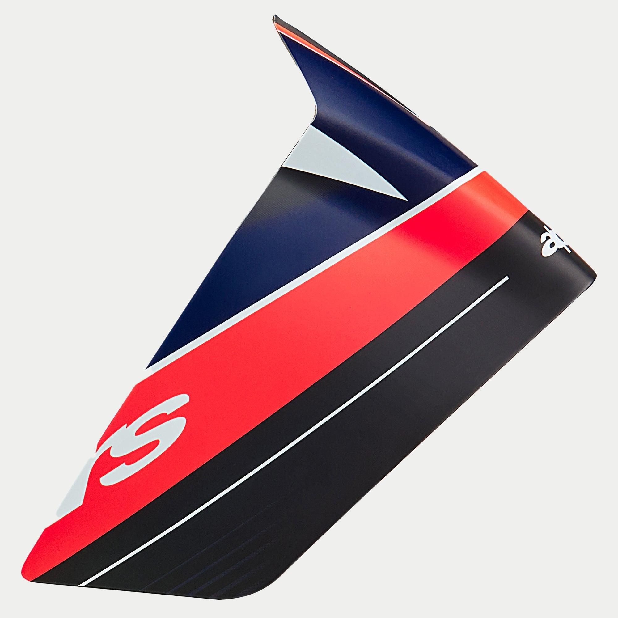 Alpinestars Supertech R10 Team Race Spoiler, accessorio per casco, nero carbonio, rosso fluo e blu scuro opaco, design aerodinamico con grafiche del logo bianche, componente di ricambio per caschi da corsa motociclistici