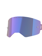 Lente a specchio Alpinestars Supertech, lente di ricambio per occhiali da motocross, blu a specchio con finitura cangiante viola, con perni integrati per tear-off, testo "ONE GOAL. ONE VISION." in alto e logo Alpinestars in basso, policarbonato ad alta trasparenza per corse fuoristrada