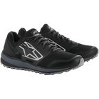 Scarpe Alpinestars Meta Trail, scarpe da running ad alte prestazioni, nero e grigio scuro, grande logo Astars a strisce bianche sul lato, design stringato con suola grigia robusta, progettate per il comfort tutto il giorno nel paddock
