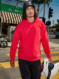 Alpinestars Emergent Oversized Hoodie, rosso, logo Astars ricamato in 3D sul petto, indossata con pantaloni neri e un cappellino da baseball mentre porta un casco da motocross bianco, stile casual urban streetwear