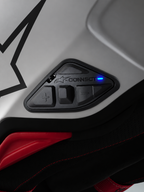 Alpinestars A-Connect Communication System, centralina intercom per casco da moto con layout a 4 tasti e LED di stato blu attivo, installata sulla calotta del casco