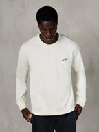 Alpinestars Essentials Ageless Crew, felpa girocollo, Off White, piccolo logo Alpinestars nero sul petto, indossata da un modello, streetwear casual lifestyle, morbido pile premium