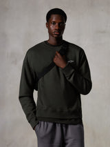 Alpinestars Essentials Ageless Crew, felpa girocollo, Off Black, con un piccolo logo Alpinestars bianco sul petto, colletto e orlo a coste, stile casual lifestyle streetwear