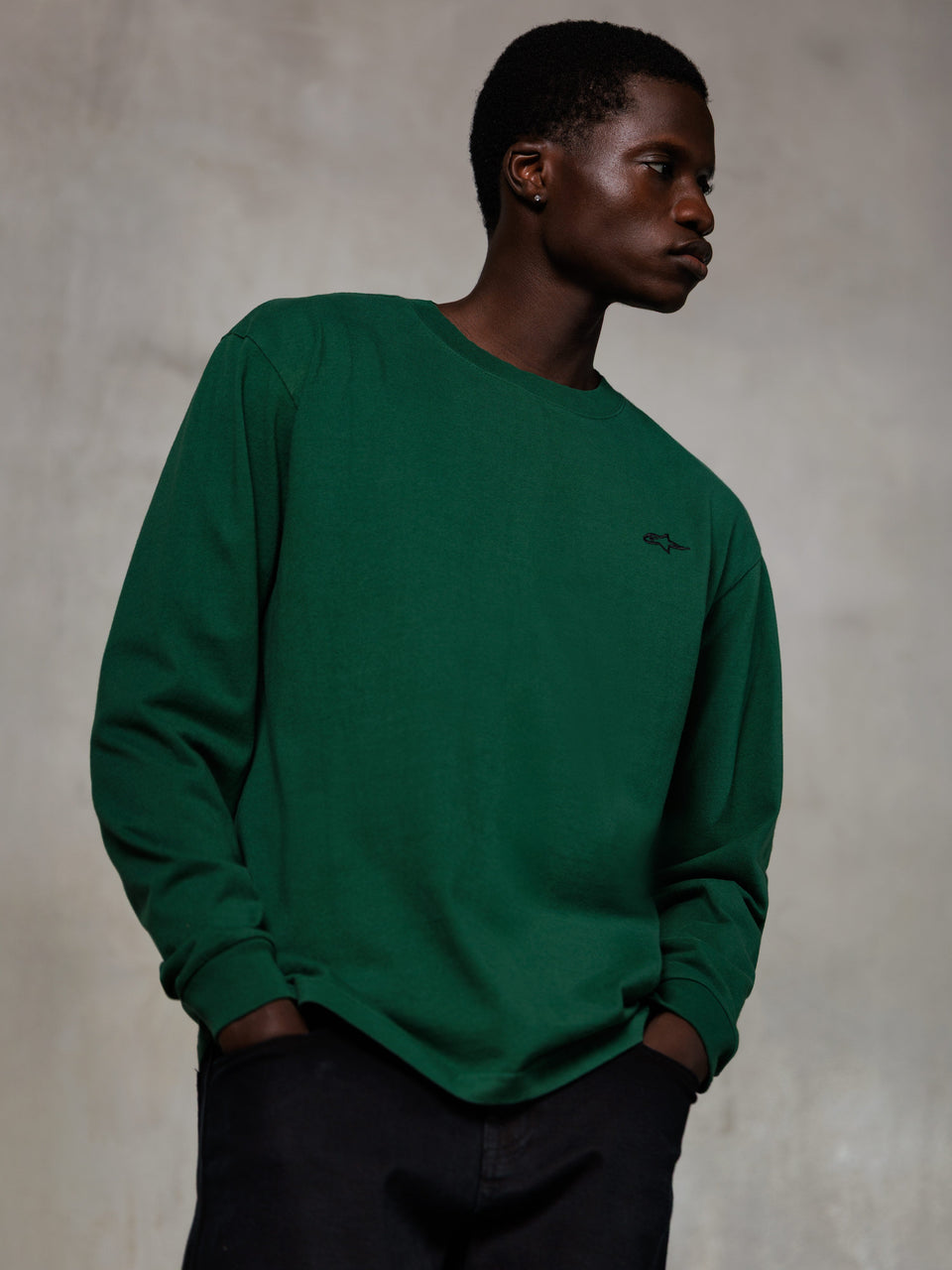 Alpinestars Essentials Ageless LS Tee, maglia a maniche lunghe, verde pino, piccolo logo nero sul petto, girocollo, vestibilità rilassata, streetwear casual in cotone organico premium